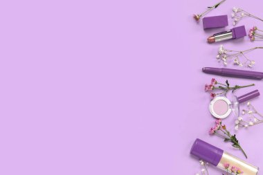 Çiçekli güzel kompozisyon ve eflatun arka planda dekoratif kozmetik.