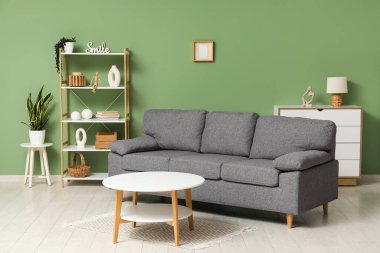 Oturma odasının iç tarafında rahat bir kanepe ve kahve masası var.