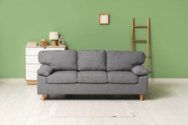 Oturma odasının içinde rahat bir kanepe.