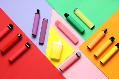 Renkli arka planda farklı elektronik sigaralar