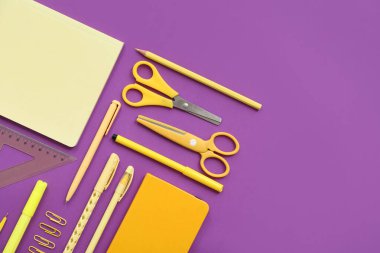 Mor arka planda farklı kırtasiye