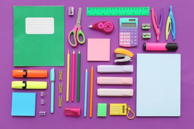 Mor arka planda farklı kırtasiye