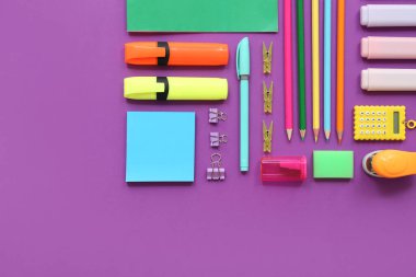 Mor arka planda farklı kırtasiye