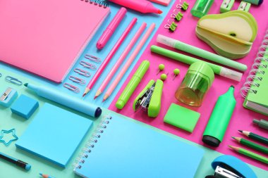 Renk arkaplanı üzerinde not defterleri ve farklı sayfaları olan kompozisyon, yakın plan