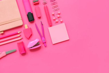 Pembe arka planda farklı kırtasiye