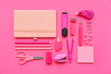 Pembe arka planda farklı kırtasiye