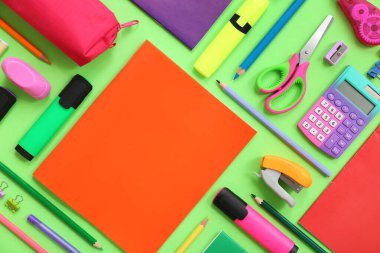 Yeşil arkaplanda farklı kırtasiye malzemesi olan kompozisyon, yakın plan