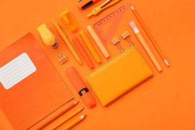 Turuncu arkaplanda farklı kırtasiye