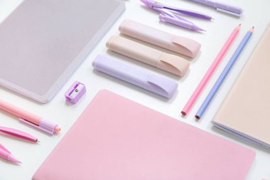 Beyaz arkaplanda notlar ve farklı sayfalar