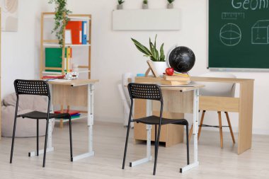 Elmalı ve küreli ve kitaplı sınıflar.