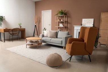 Koltuğu, koltuğu ve yumuşak halısı olan şık bir oturma odası.