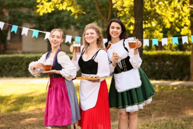 Ekim Festivali garsonları dışarıda bira ve sosisle bekliyor.