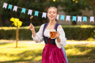 Bira ve sosisli mutlu Ekim Festivali garsonu.