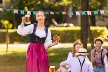 Dışarıda bira ve krakerle Ekim Festivali garsonu.