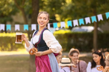 Dışarıda bira ve krakerle Ekim Festivali garsonu.