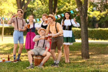 Geleneksel Alman kıyafetleri içinde gençler ve bira Ekim Festivali 'ni dışarıda kutluyorlar.