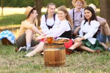 Geleneksel Alman yemekleri ve fıçıda bira, yakın plan. Ekim Festivali Kutlaması