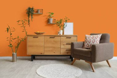 Klozet, koltuk ve bitkilerle dolu bir oturma odası.