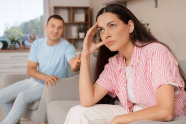 Evde kocasıyla tartıştıktan sonra koltukta oturan genç bir kadını gücendirdin mi?