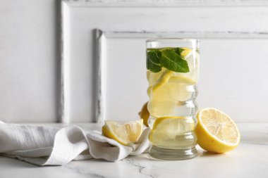 Beyaz arka planda naneli taze limonata.