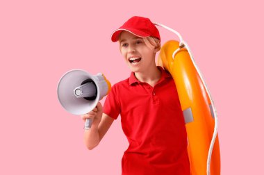 Yüzük şamandırası ve pembe arka planda megafonu olan mutlu küçük bir çocuk cankurtaran.