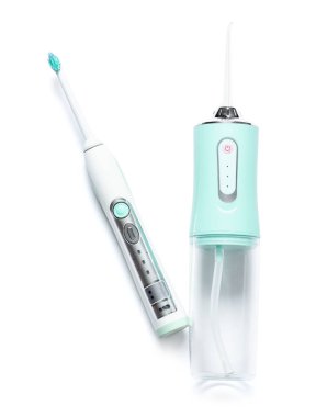 Beyaz arkaplanda elektrikli diş fırçası ve ağız sulandırıcı