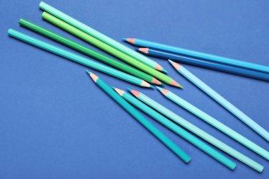 Mavi arkaplanda renk kalemleri kümesi