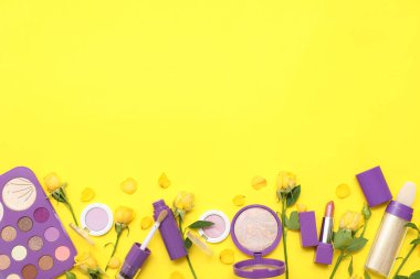 Sarı arka planda çiçekli ve dekoratif kozmetik ürünlü güzel bir kompozisyon