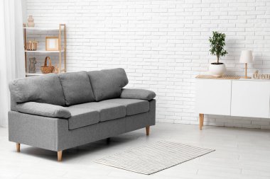 Oturma odasının içindeki rahat kanepe.