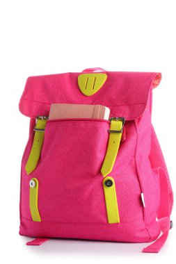 Beyaz arka plan üzerinde pembe sırt çantası ile okul malzemeleri