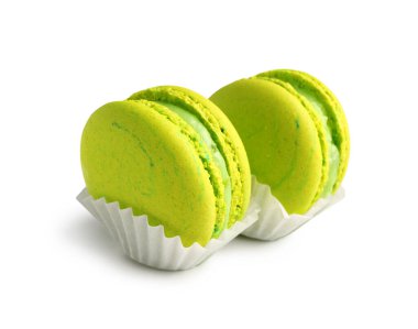 Beyaz arka plan üzerinde tatlı yeşil macaroons