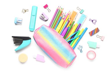 Beyaz arkaplanda farklı kırtasiye malzemesi olan kalem kutusu