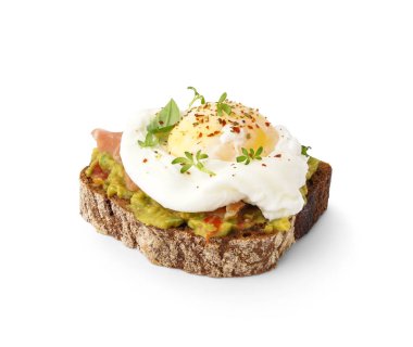 Beyaz arka planda yumurtalı lezzetli sandviç.