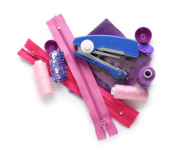 İplik makaralı, fermuarlı ve beyaz arkaplanda izole edilmiş düğmeli elle dikiş makinesi