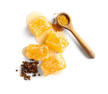 Tatlı bal petekleri, beyaz arka planda arı poleni ve arı ekmeği