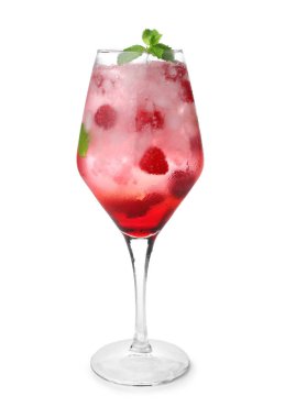 Beyaz arka plan üzerinde taze ahududu Mojito cam