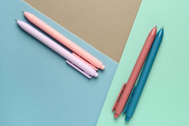 Renkli arka planda kalemler. Üst görünüm