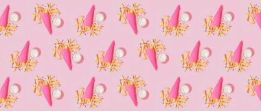 Lezzetli patates kızartması ve pembe arka planda tuz olan bir sürü kağıt koni. Tasarım için desen