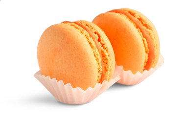 Beyaz arka planda tatlı turuncu badem kurabiyeleri