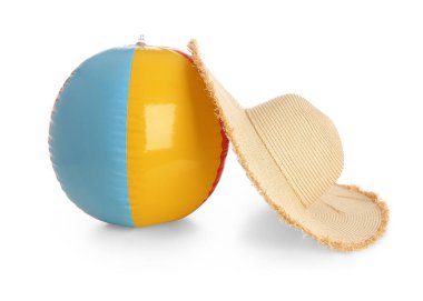 Beyaz arka planda şık bir plaj şapkası ve topu.