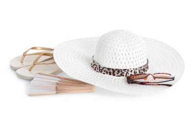 Havalı plaj şapkaları, parmak arası terlikler, yelpaze ve beyaz arka planda güneş gözlükleri.