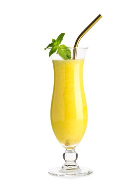 Beyaz arka planda naneli bir bardak lezzetli kavun püresi.