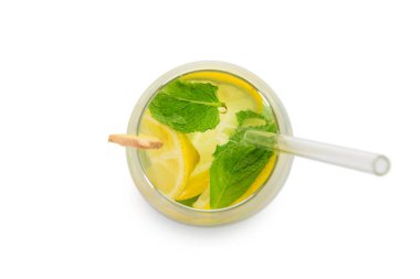 Beyaz arka planda naneli bir bardak lezzetli limonata.