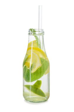 Beyaz arka planda naneli ve limonlu bir şişe lezzetli limonata.