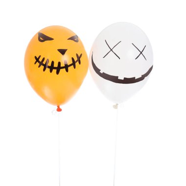 Beyaz arka planda farklı ürkütücü Cadılar Bayramı balonları