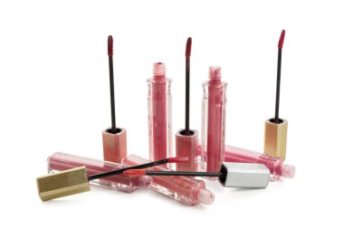 Beyaz arka planda farklı tonlarda güzel sıvı pembe rujlar.