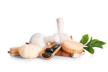 Beyaz arkaplanda izole edilmiş spa aksesuarları ile bileşim
