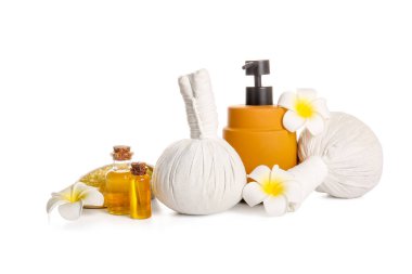 Beyaz arka planda güzel tropik çiçekli spa kompozisyonu