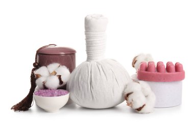 Beyaz arkaplanda izole edilmiş spa aksesuarları ve pamuk çiçekleriyle kompozisyon