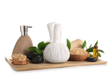 Farklı spa aksesuarları ve beyaz arka planda izole edilmiş bitki dalları olan ahşap tahta tahta.